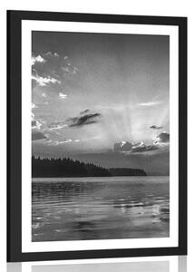 Plakat z passe-partout odbicie górskiego jeziora w czerni i bieli
