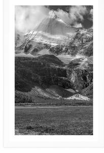 Plakat z passe-partout majestatyczny górski krajobraz w czerni i bieli