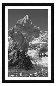 Plakat z passe-partout piękny szczyt górski w czerni i bieli
