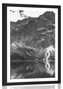 Plakat z passe-partout Morskie oko w Tatrach w czerni i bieli