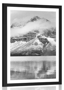 Plakat z passe-partout jezioro w pobliżu pięknej góry w czerni i bieli