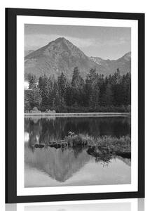 Plakat z passe-partout piękna panorama gór nad jeziorem w czerni i bieli