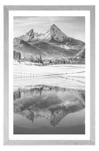 Plakat z passe-partout śnieżny krajobraz w Alpach w czerni i bieli