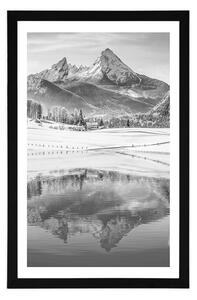 Plakat z passe-partout śnieżny krajobraz w Alpach w czerni i bieli