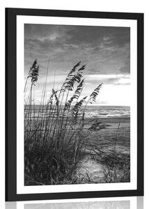 Plakat z passe-partout zachód słońca na plaży w czerni i bieli