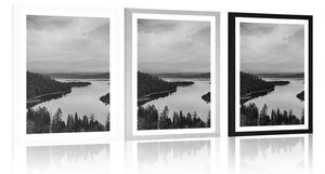 Plakat z passe-partout jezioro o zachodzie słońca w czerni i bieli