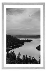 Plakat z passe-partout jezioro o zachodzie słońca w czerni i bieli