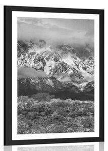Plakat z passe-partout wyjątkowy górski krajobraz w czerni i bieli
