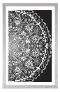 Plakat z passe-partout ozdobna mandala z koronką w czarno-białym kolorze