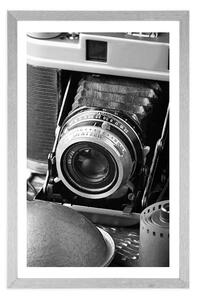 Plakat z passe-partout stary aparat fotograficzny w czerni i bieli