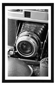 Plakat z passe-partout stary aparat fotograficzny w czerni i bieli