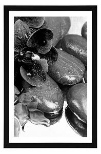 Plakat z passe-partout kwitnąca orchidea i kamienie wellness w czerni i bieli