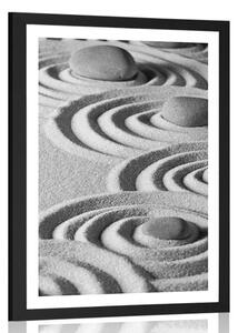 Plakat z passe-partout Kamienie Zen w piaszczystych kręgach w czerni i bieli