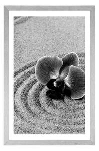 Plakat z passe-partout piaszczysty ogród zen z fioletową orchideą w czerni i bieli