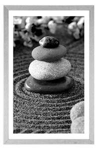 Plakat z passe-partout piramida z Zen kamieni w czerni i bieli