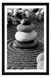 Plakat z passe-partout piramida z Zen kamieni w czerni i bieli