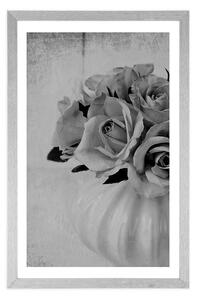 Plakat z passe-partout róże w wazonie w czerni i bieli