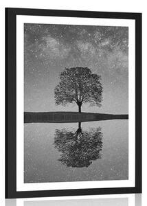 Plakat z passe-partout gwiaździste niebo nad samotnym drzewem w czerni i bieli