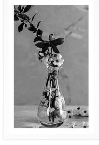 Plakat z passe-partout gałązka wiśni w wazonie w czerni i bieli