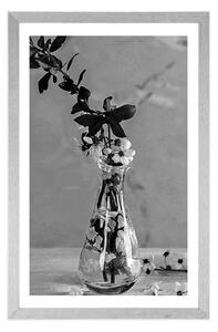 Plakat z passe-partout gałązka wiśni w wazonie w czerni i bieli