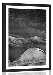 Plakat z passe-partout namiot pod nocnym niebem w czerni i bieli