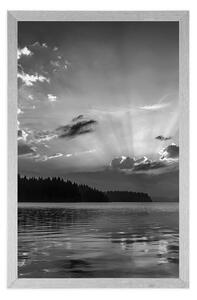 Plakat odbicie górskiego jeziora w czerni i bieli