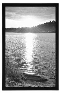 Plakat zachód słońca nad jeziorem w czerni i bieli