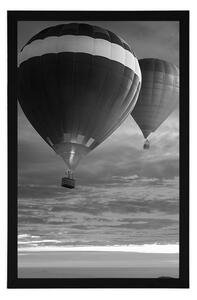 Plakat latające balony nad górami w czerni i bieli