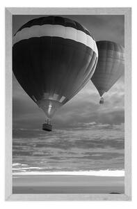 Plakat latające balony nad górami w czerni i bieli