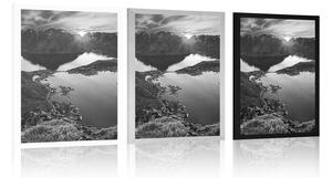 Plakat urokliwa górska panorama z zachodem słońca w czerni i bieli