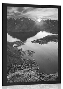 Plakat urokliwa górska panorama z zachodem słońca w czerni i bieli
