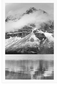 Plakat jezioro w pobliżu pięknej góry w czerni i bieli