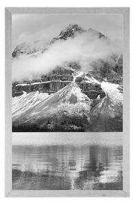 Plakat jezioro w pobliżu pięknej góry w czerni i bieli
