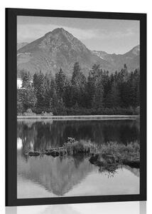 Plakat piękna panorama gór nad jeziorem w czerni i bieli