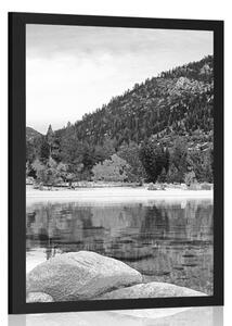 Plakat jezioro w przyrodzie w czerni i bieli