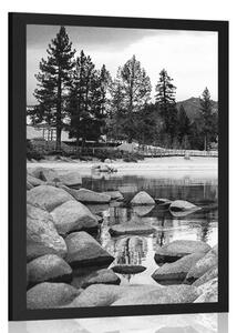 Plakat jezioro w pięknej przyrodzie w czerni i bieli