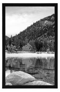 Plakat jezioro w przyrodzie w czerni i bieli