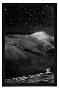 Plakat góry pod nocnym niebem w czerni i bieli