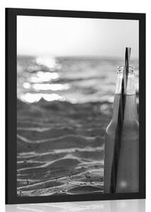 Plakat orzeźwiający napój na plaży w czerni i bieli