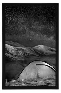 Plakat namiot pod nocnym niebem w czerni i bieli