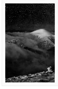 Plakat góry pod nocnym niebem w czerni i bieli
