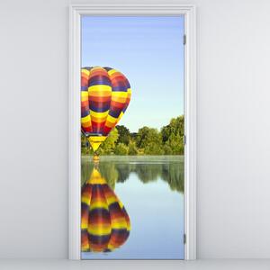 Fototapeta na drzwi - Balon na ogrzane powietrze na jeziorze (95x205cm)