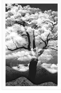 Plakat czarno-białe drzewo pokryte chmurami