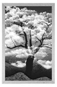 Plakat czarno-białe drzewo pokryte chmurami