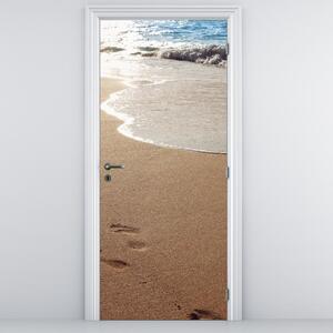 Fototapeta na drzwi - Ślady stóp na piasku i morzu (95x205cm)