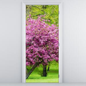 Fototapeta na drzwi - Kwitnące drzewo na łące (95x205cm)