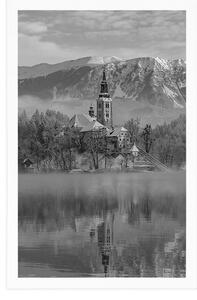 Plakat kościół nad jeziorem Bled w Słowenii w czerni i bieli