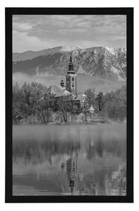 Plakat kościół nad jeziorem Bled w Słowenii w czerni i bieli