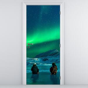 Fototapeta na drzwi - Ludzie w pobliżu zorzy polarnej (95x205cm)