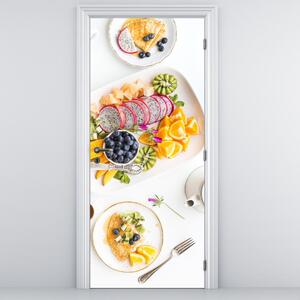 Fototapeta na drzwi - Talerze z owocami na stole (95x205cm)